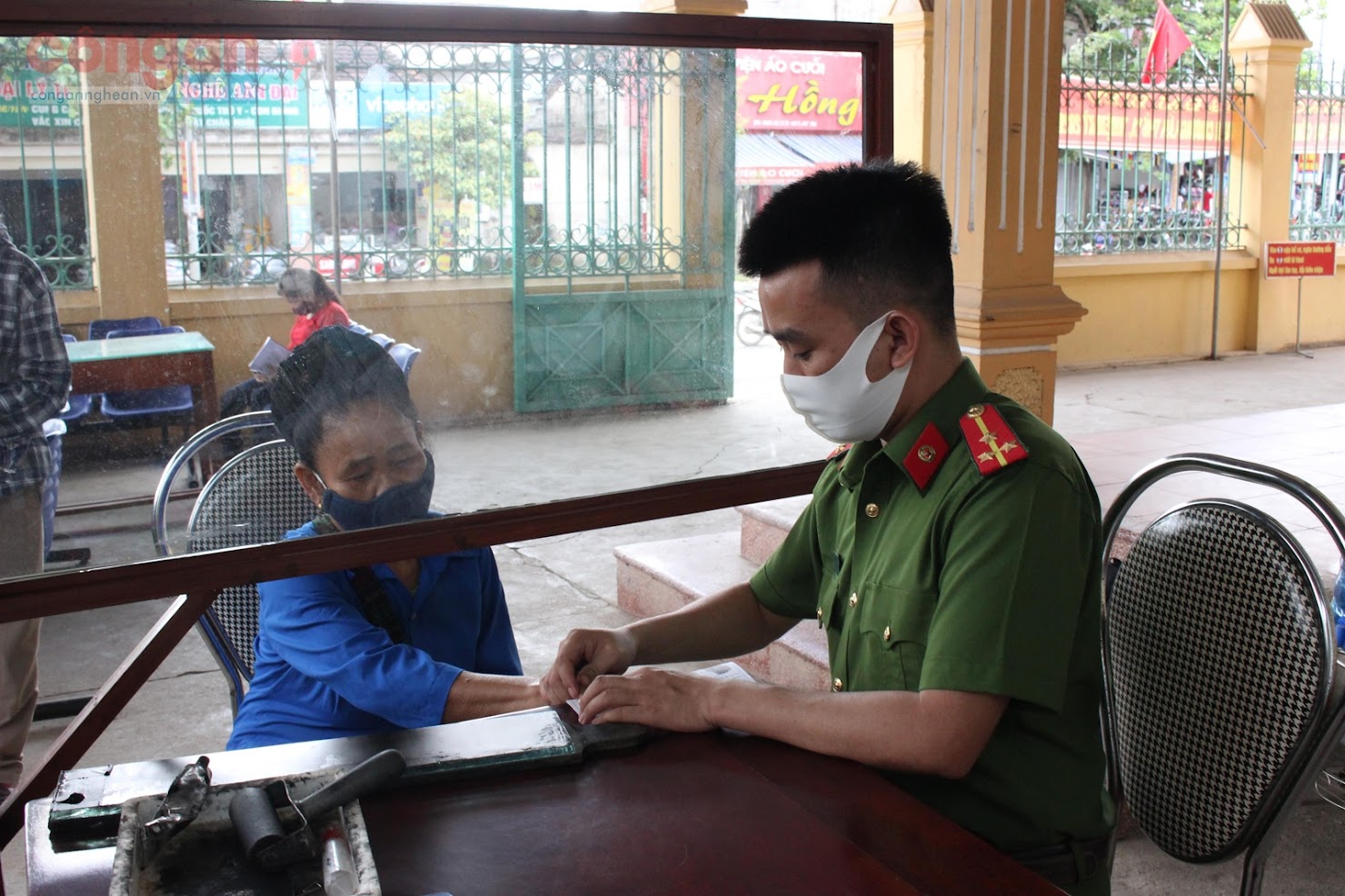 Cán bộ Công an huyện Thanh Chương làm thủ tục cấp, phát CMND cho người dân tại “Bộ phận một cửa”