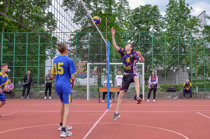 Group of people playing volleyball Группа людей играющих в волейбол