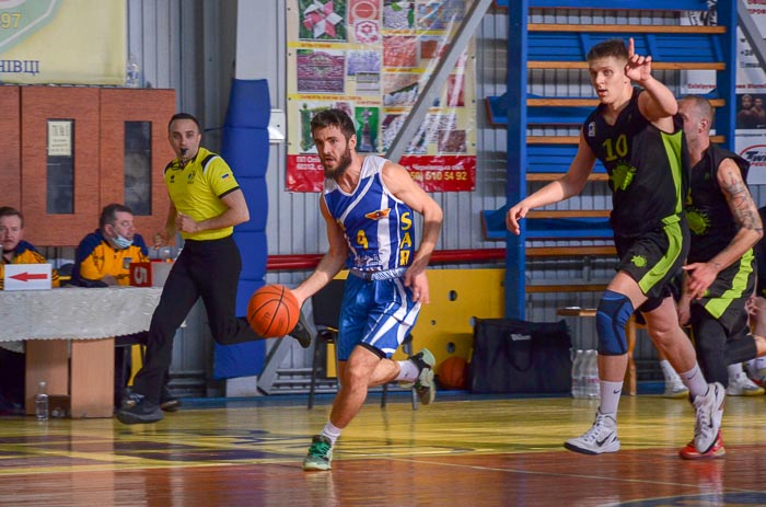 Group of people playing basketball Группа людей играющих в баскетбол