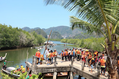 Put your life vest on and start paddling into the Bay of Khao Garos