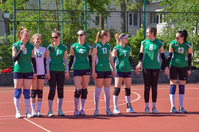 Group of people playing volleyball Группа людей играющих в волейбол