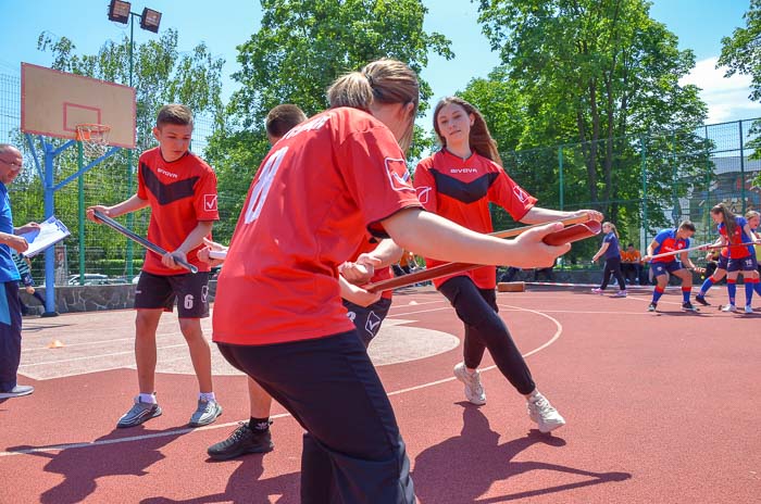 Group of people playing mini football Группа людей играющих в мини-футбол