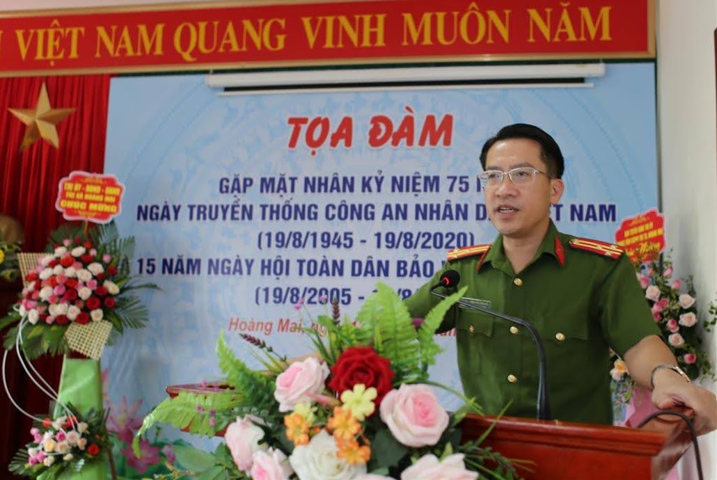 Thượng tá Nguyễn Bình Hà, Trưởng Công an thị xã phát biểu tại hội nghị