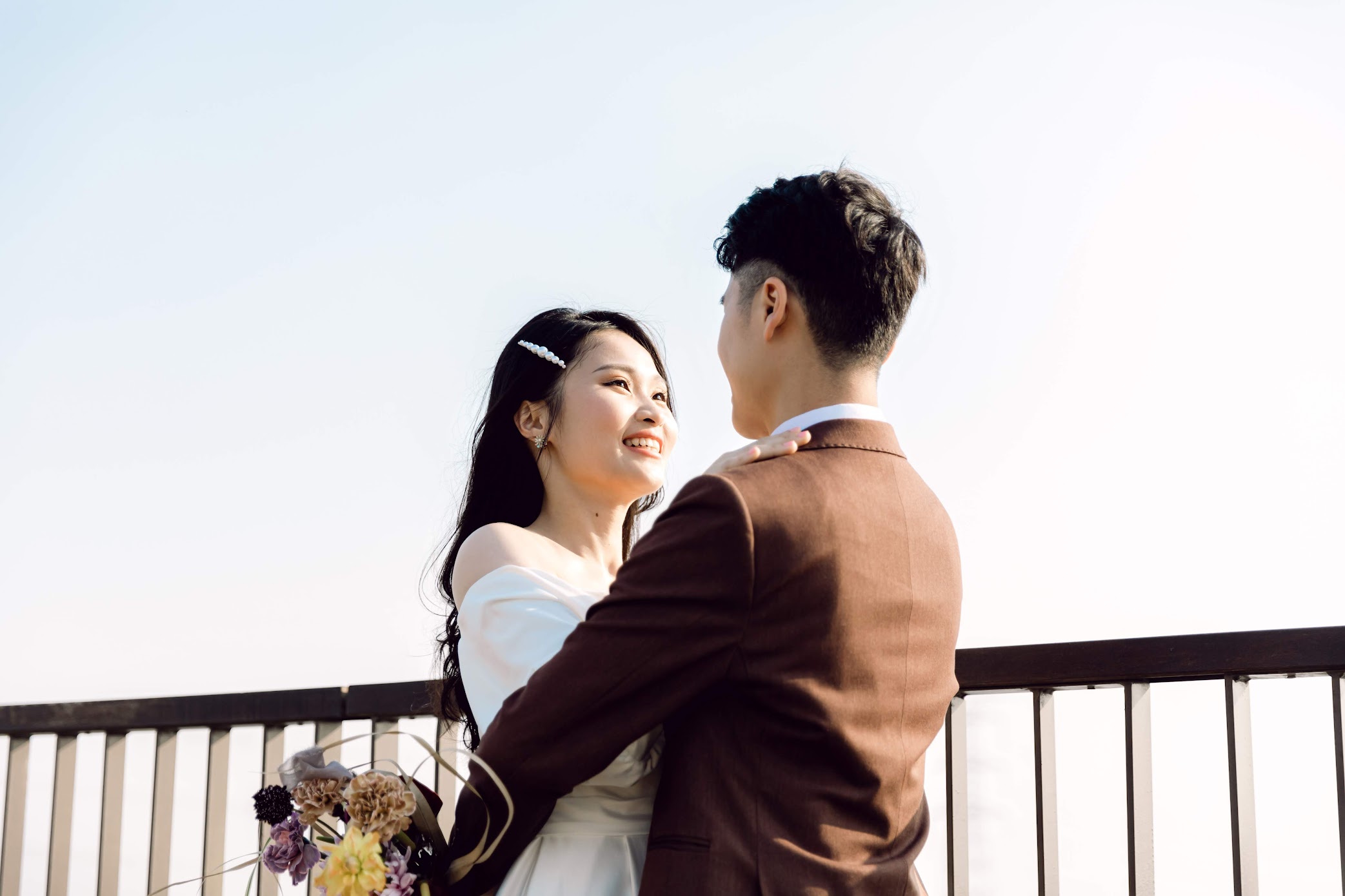 中式龍鳳掛婚紗 / 中式 傳統 婚紗 / 美式婚紗婚禮 / 台中自助婚紗, 春季,在目沐攝影棚,替兩位新人拍攝了這組 中式龍鳳掛 婚紗,著中式 傳統 服裝的 Shirley , 如此地優雅動人, 搭配獨有設計的 中國風 捧花,好美好美。午後我們前往遼闊的彰濱,追逐著陽光,而我替他們紀錄了穿著經典白紗的 逐光 婚紗。