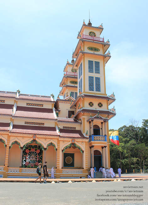 Một buổi lễ chính ở Tòa Thánh Cao Đài Tây Ninh vào năm 2012