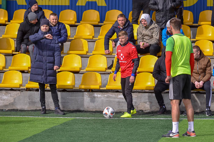 Group of people playing mini football Группа людей играющих в мини-футбол