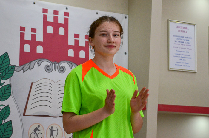 Group of people playing volleyball Группа людей играющих в волейбол