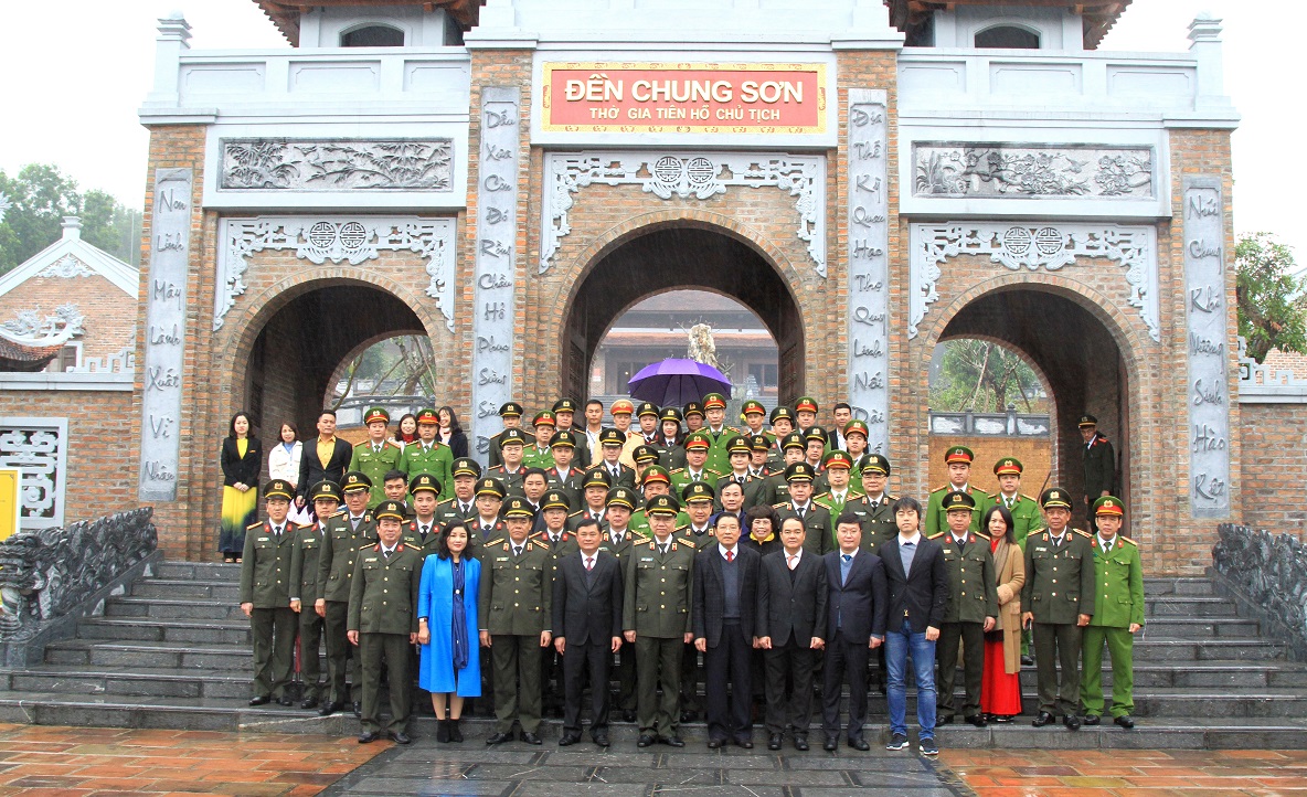 Đoàn đại biểu Bộ Công an, Ban Nội chính Trung ương, lãnh đạo tỉnh Nghệ An và Công an tỉnh Nghệ An chụp ảnh lưu niệm tại đền Chung Sơn.