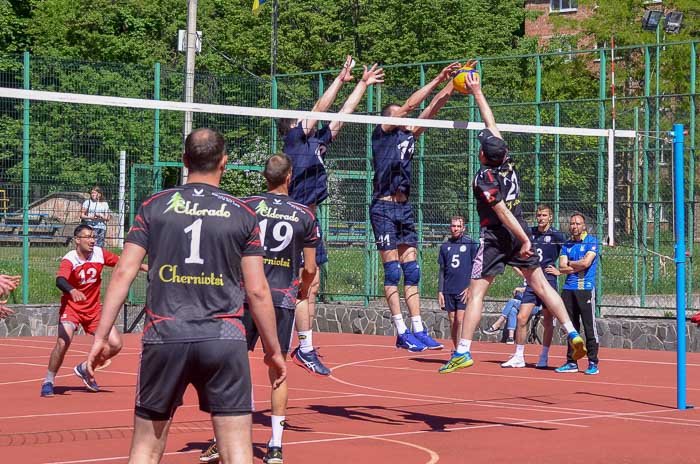 Group of people playing volleyball Группа людей играющих в волейбол