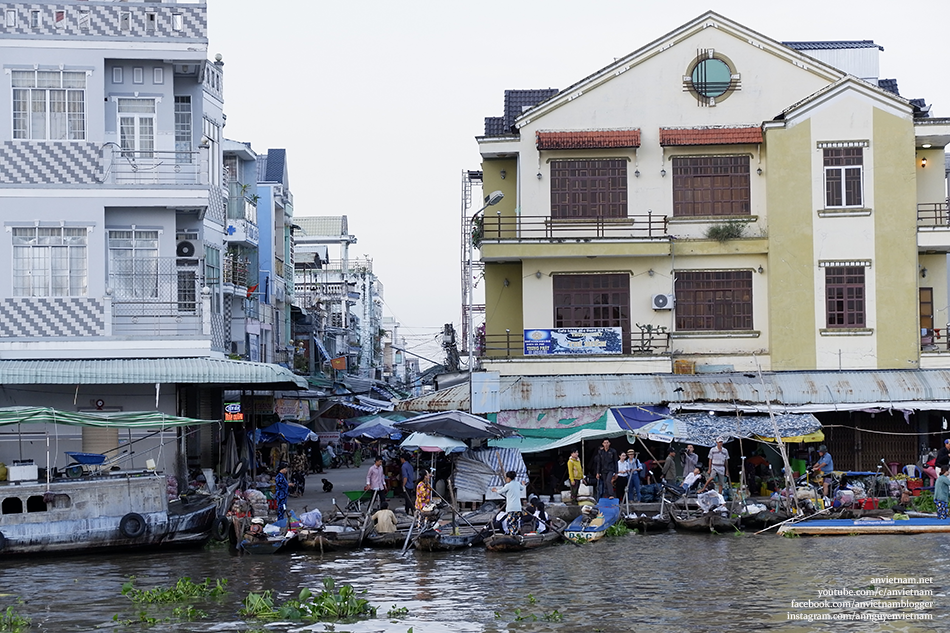 Sớm mai trên chợ nổi Ngã Năm Sóc Trăng