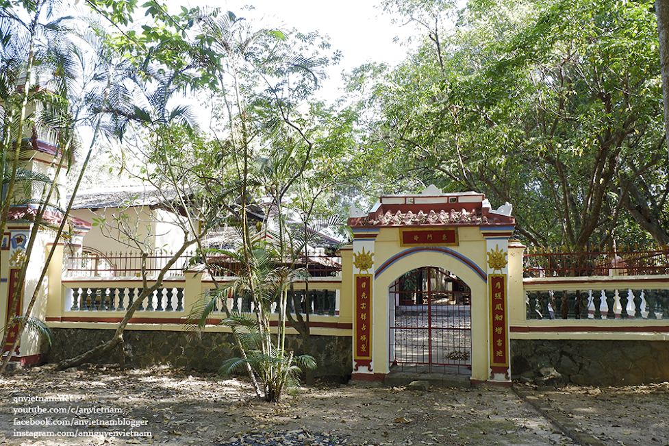 Thú vị đình Tân An (đình Bến Thế) ở Bình Dương với hai cây đa quấn quanh cổng đền