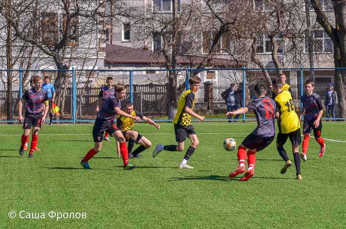 Group of people playing mini football Группа людей играющих в мини-футбол