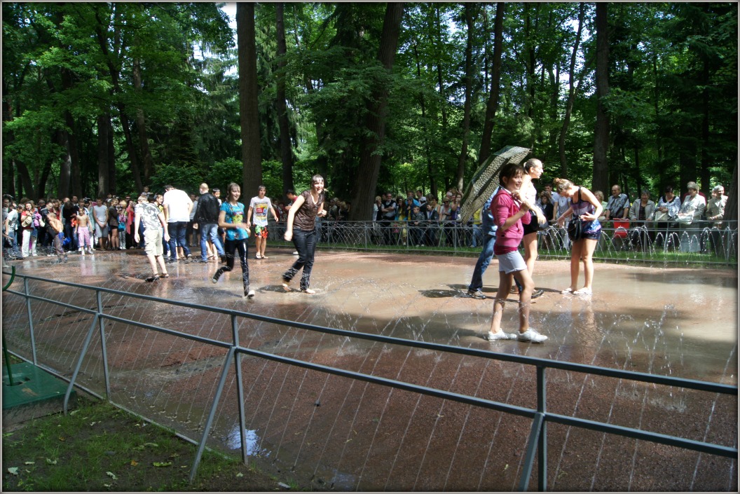 На белые ночи в Петербург (Царское село, Петергоф) через Печоры и Псков. Фотозарисовки из прошлого.