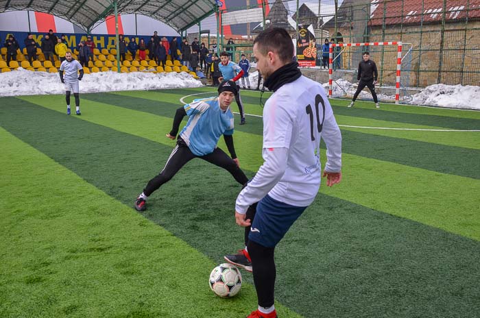 Group of people playing mini football Группа людей играющих в мини-футбол