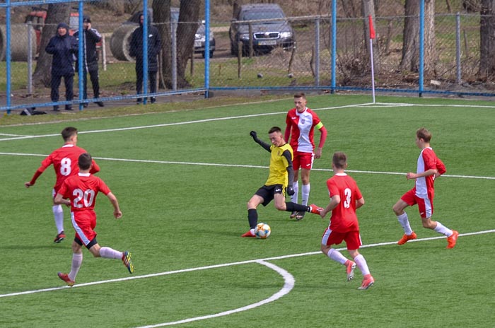 Group of people playing mini football Группа людей играющих в мини-футбол