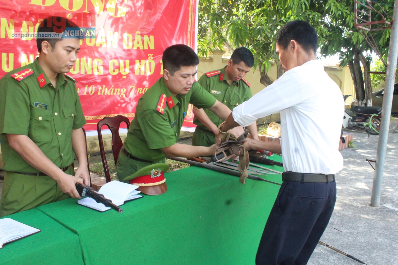 Công an huyện Hưng Nguyên thực hiện tốt công tác tuyên truyền,                                vận động người dân giao nộp vũ khí, vật liệu nổ, công cụ hỗ trợ,                             góp phần bảo đảm ANTT ngay từ cơ sở