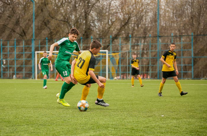 Group of people playing mini football Группа людей играющих в мини-футбол