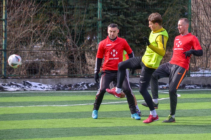 Group of people playing mini football Группа людей играющих в мини-футбол