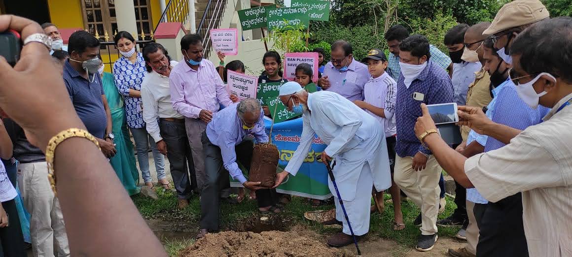 ಕುಶಾಲನಗರದಲ್ಲಿ ವಿಶ್ವ ಪರಿಸರ ದಿನಾಚರಣೆ : ಗಿಡನೆಟ್ಟು ಬೆಳೆಸುವ ಆಂದೋಲನಕ್ಕೆ ಚಾಲನೆ