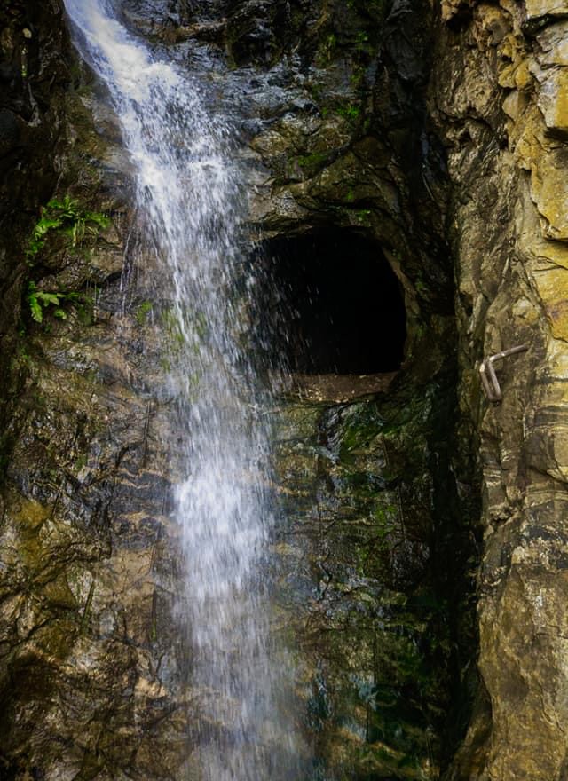 Meeyan Ella Waterfall - Ihala kotte