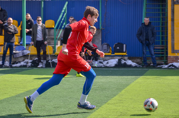 Group of people playing mini football Группа людей играющих в мини-футбол