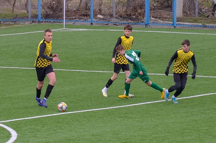 Group of people playing mini football Группа людей играющих в мини-футбол