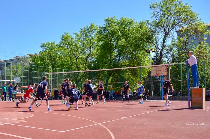 Group of people playing volleyball Группа людей играющих в волейбол