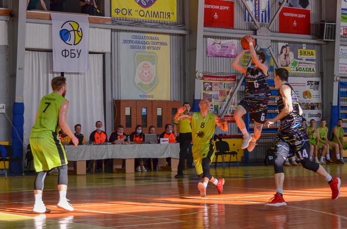 Group of people playing basketball Группа людей играющих в баскетбол