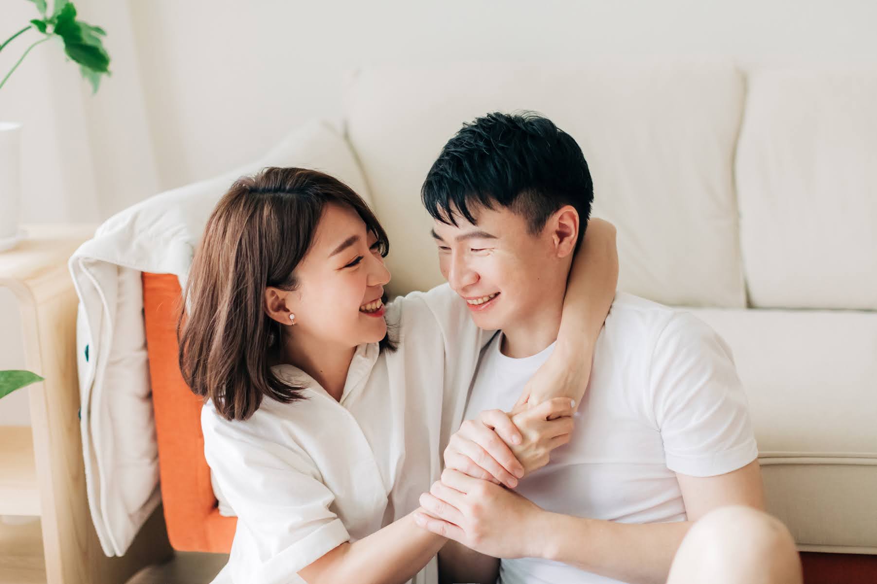 便服婚紗自宅篇 | Hungchi + Wei Engagement | 自宅裡的美式逐光婚紗 便服婚紗自宅篇 / 居家 便服 寫真 / 美式婚紗婚禮 / 便服照 , 今年夏天,我們在新人的家中 ,為Hungchi&Wei拍攝了這組 自宅 便服 婚紗 ,雖然天氣炎熱，但拍攝相當順利。這是一次非常深刻的 居家 便服婚紗 寫真 拍攝經驗,而棚拍後，我們前往金瓜石黃金博物館,為他們拍攝AG專屬的 逐光 美式 婚紗。