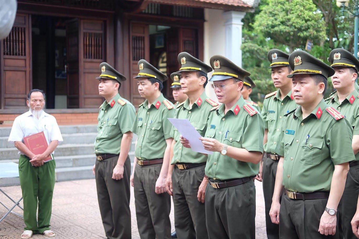 Báo công tại Nhà tưởng niệm Cố bộ trưởng Trần Quốc Hoàn