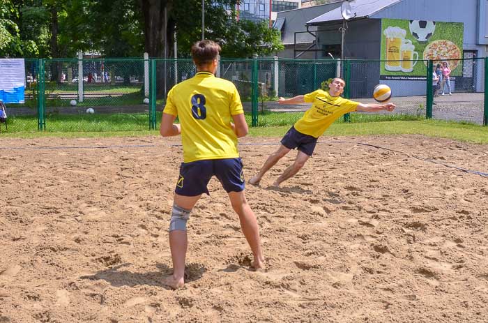 Group of people playing volleyball Группа людей играющих в волейбол