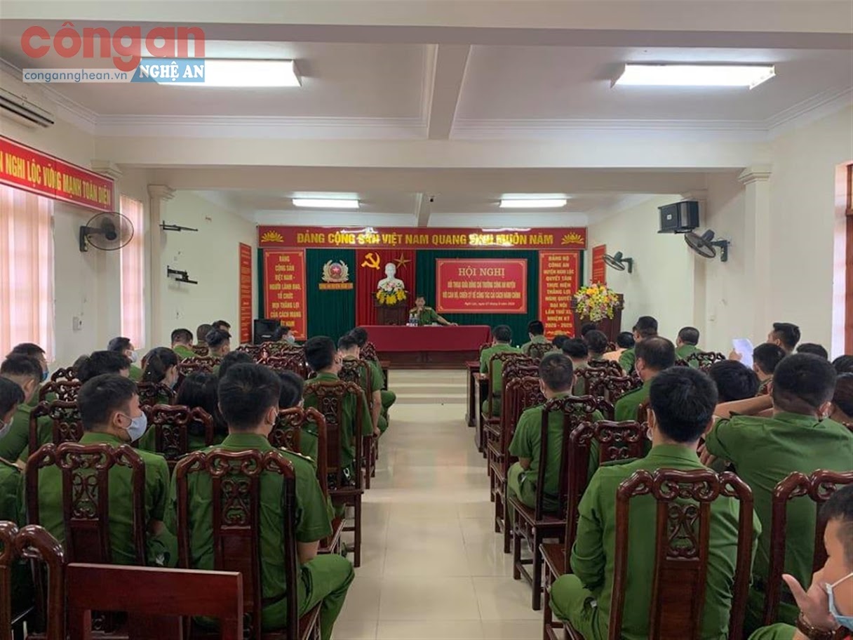 Trưởng Công an huyện Nghi Lộc giải đáp những thắc mắc của CBCS nhằm tăng cường hiệu quả công tác CCHC