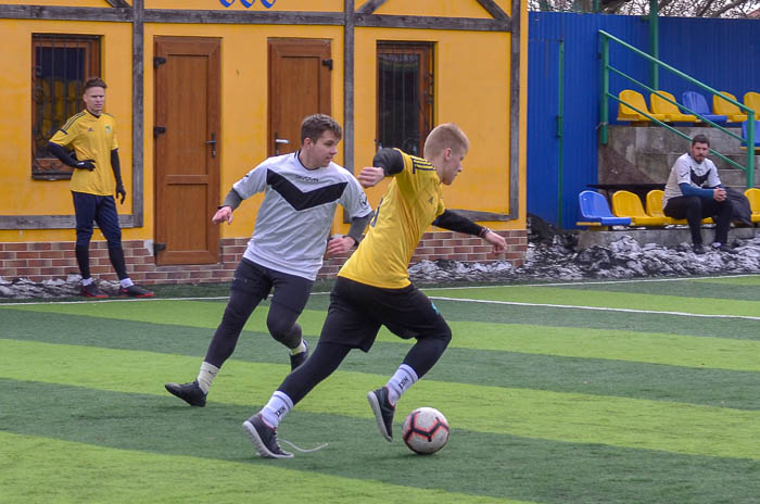 Group of people playing mini football Группа людей играющих в мини-футбол