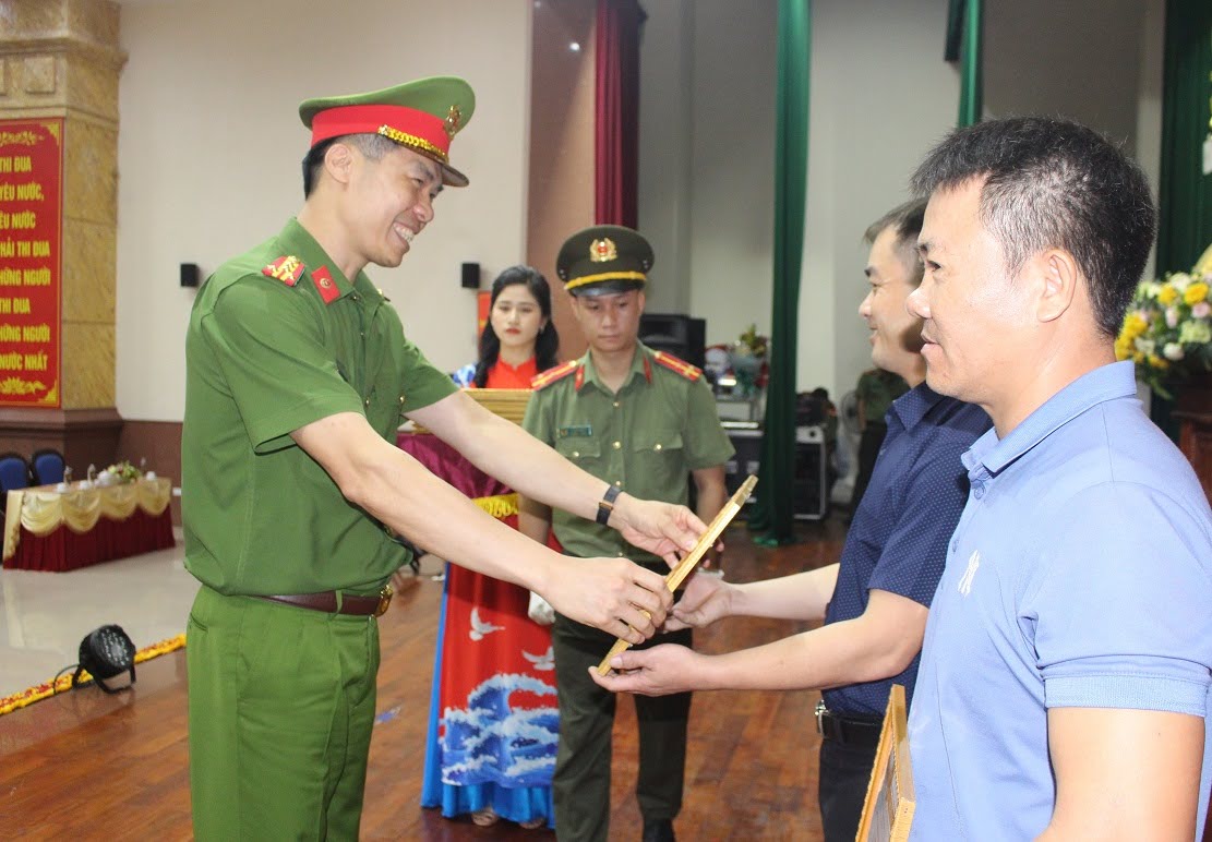 Đại tá Cao Minh Huyền, Phó Giám đốc Công an tỉnh tặng Giấy khen cho cán bộ Công an xã bán chuyên trách có thành tích xuất sắc trong công tác đảm bảo ANTT.