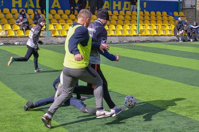 Group of people playing mini football Группа людей играющих в мини-футбол