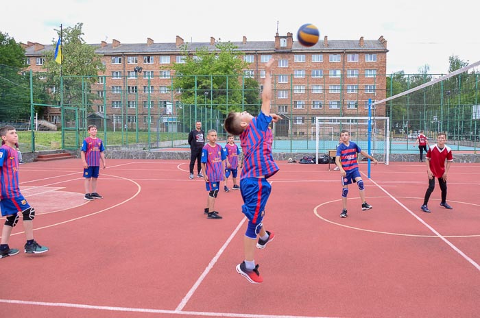 Group of people playing volleyball Группа людей играющих в волейбол