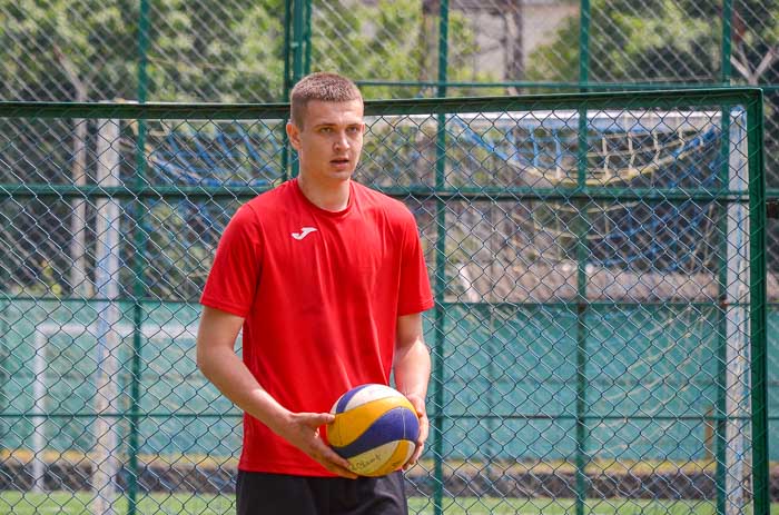 Group of people playing volleyball Группа людей играющих в волейбол