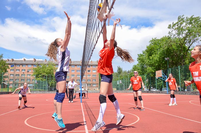 Group of people playing volleyball Группа людей играющих в волейбол