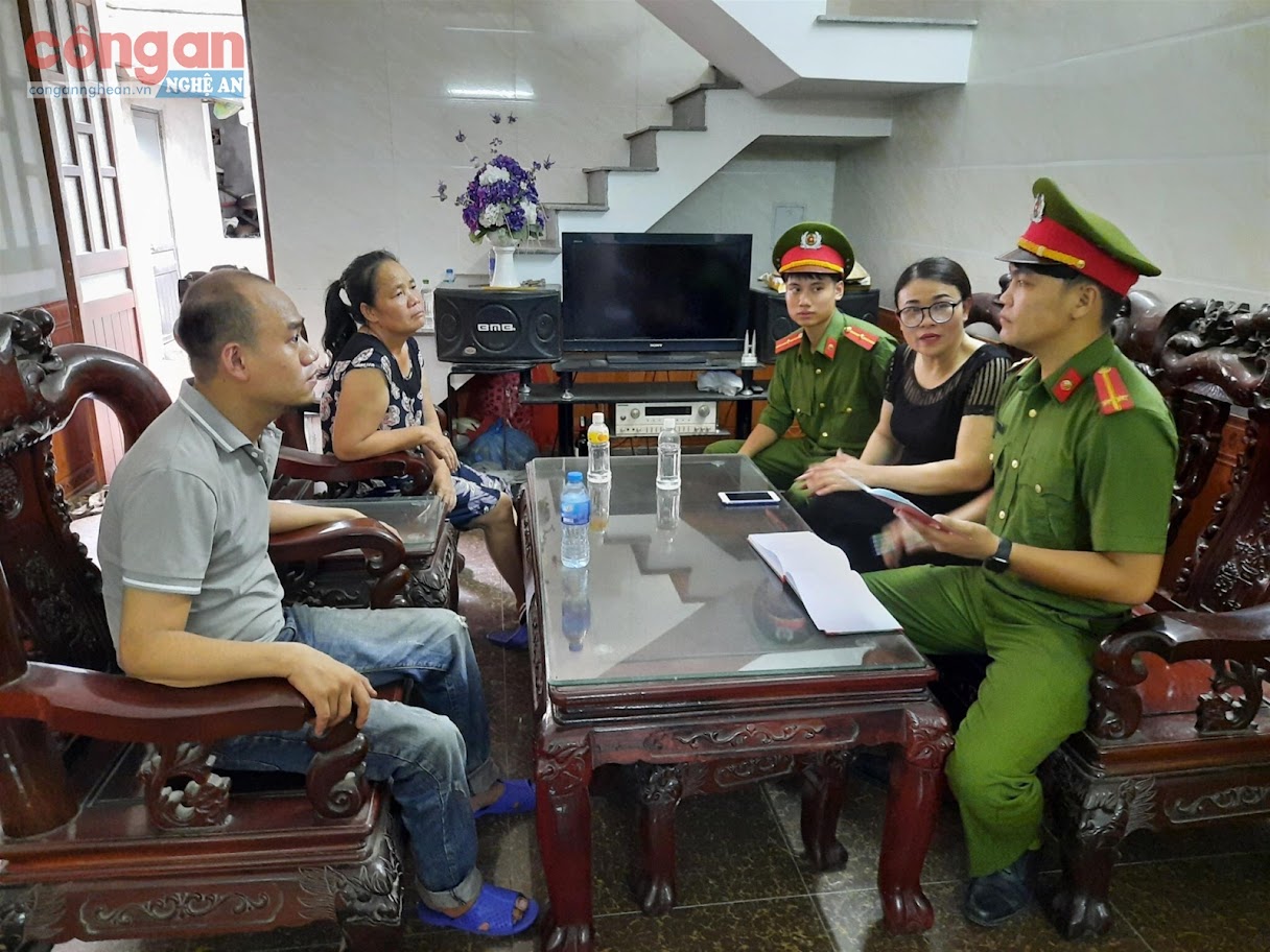 Cán bộ Công an phường Vinh Tân tuyên truyền, vận động người dân  chấp hành nghiêm pháp luật