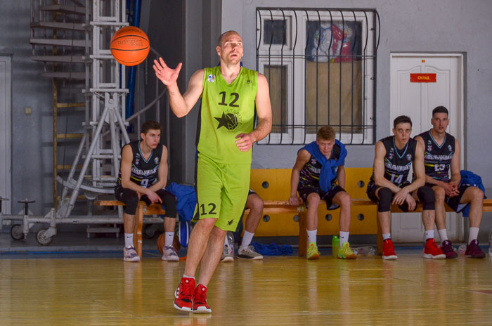 Group of people playing basketball Группа людей играющих в баскетбол