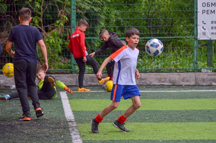 Group of people playing mini football Группа людей играющих в мини-футбол