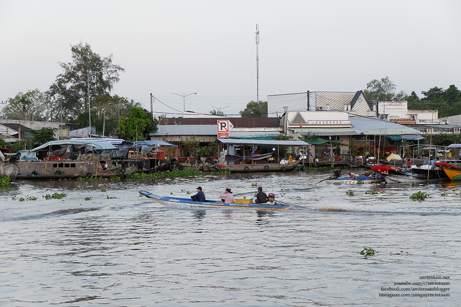 Sớm mai trên chợ nổi Ngã Năm Sóc Trăng