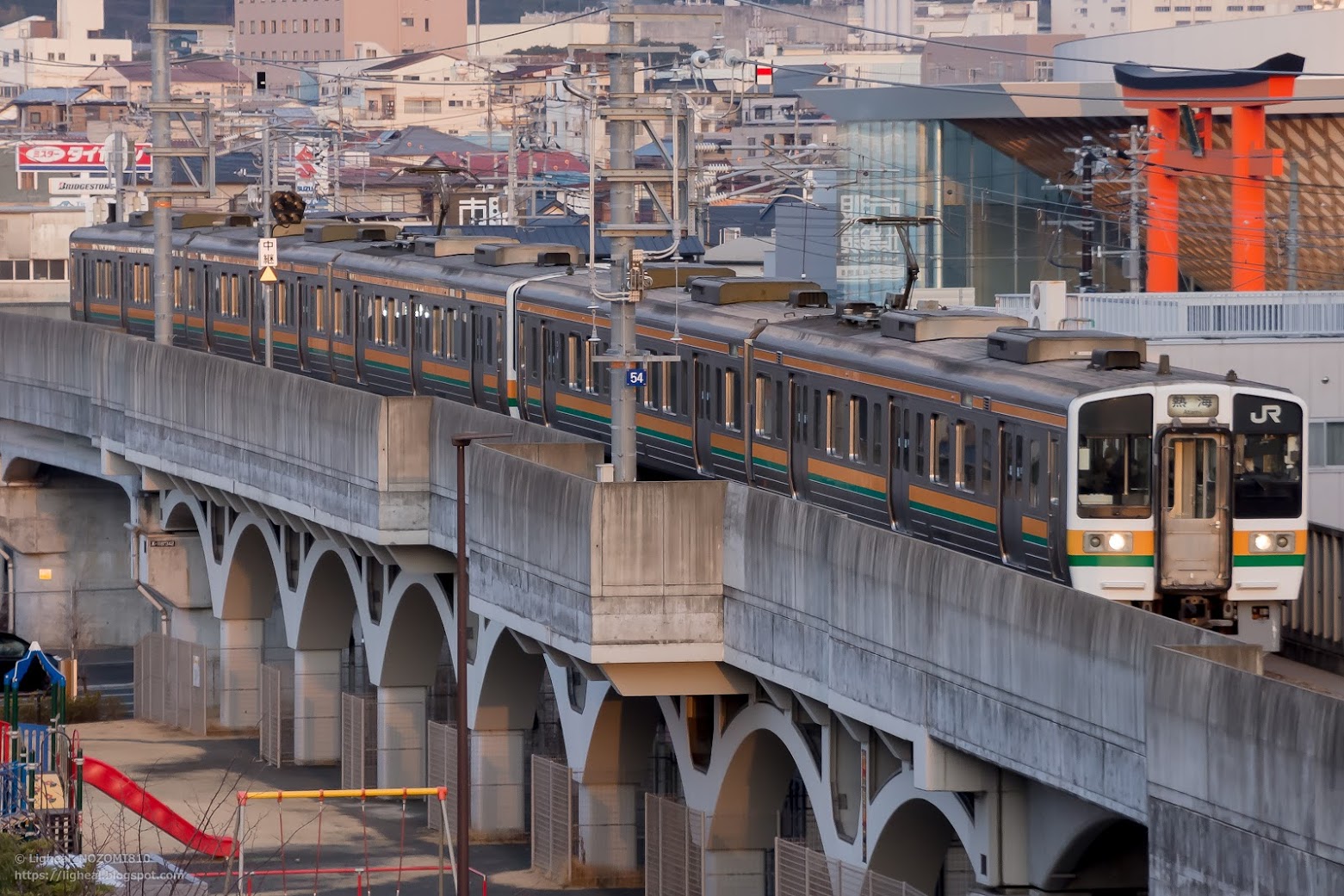 西富士宮駅を出て熱海へ向かう211系