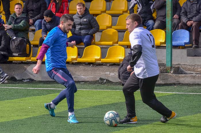 Group of people playing mini football Группа людей играющих в мини-футбол