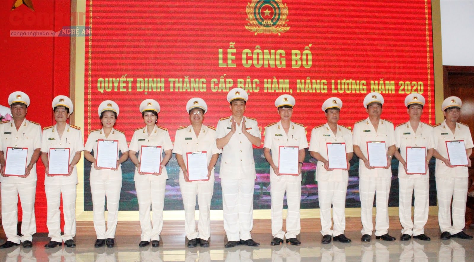 Đại Nguyễn Mạnh Hùng, Phó Giám đốc Công an tỉnh trao quyết định thăng cấp bậc hàm tại buổi lễ