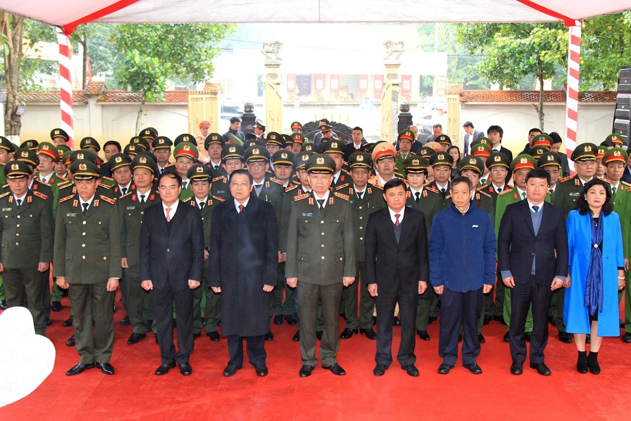 Trước anh linh đồng chí Trần Quốc Hoàn, đoàn đại biểu nguyện mãi mãi đi theo con đường cách mạng mà Đảng và Bác Hồ đã lựa chọn, luôn học tập và làm theo tư tưởng, lý luận, tấm gương của đồng chí để xây dựng lực lượng CAND ngày càng chính quy, vững mạnh, toàn diện, hoàn thành xuất sắc nhiệm vụ trong tình hình mới, xứng đáng với danh dự thiêng liêng, cao quý và truyền thống vẻ vang của CAND Việt Nam