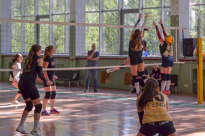 Group of people playing volleyball Группа людей играющих в волейбол