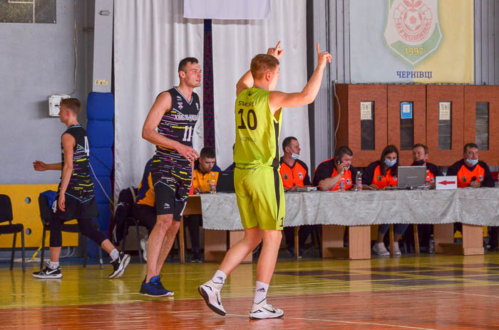 Group of people playing basketball Группа людей играющих в баскетбол