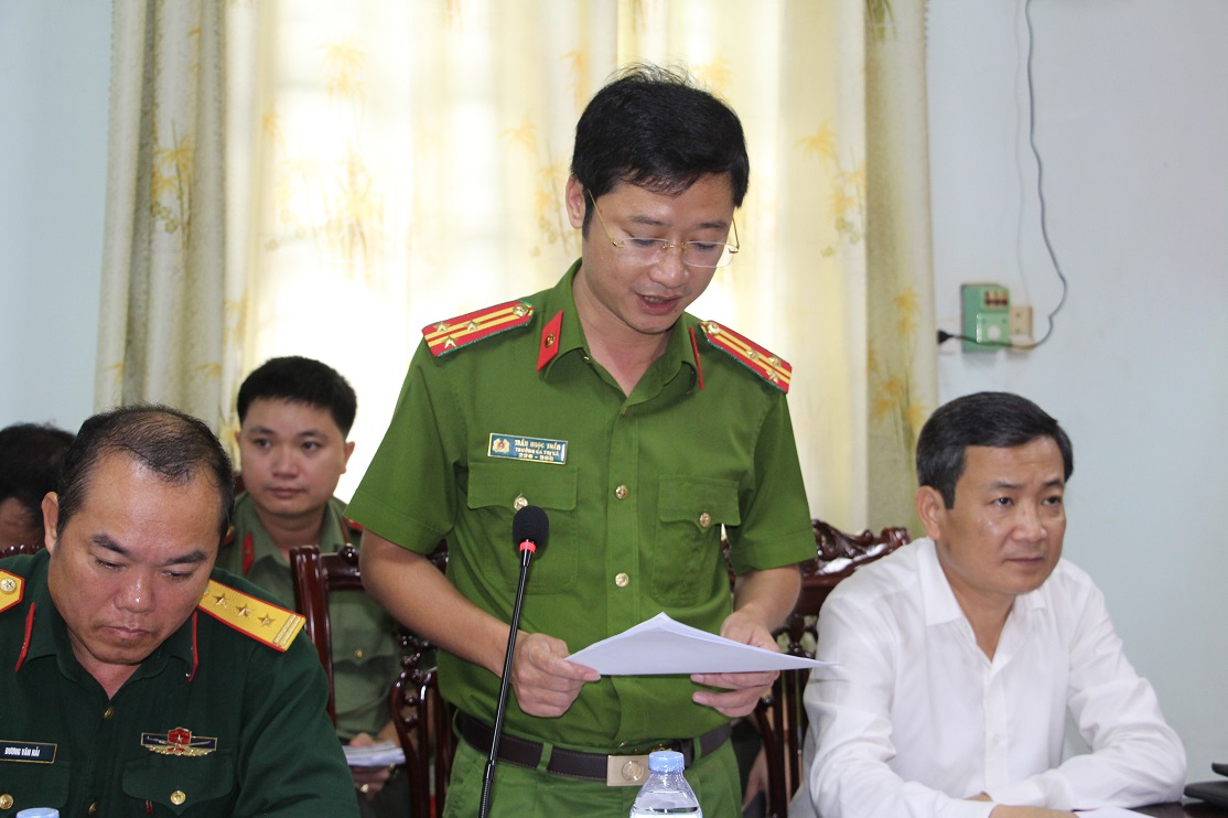 Thượng tá Trần Ngọc Tuấn, Trưởng Công an TX Thái Hòa báo cáo tình hình công tác bảo đảm ANTT trên địa bàn trong 9 tháng đầu năm 2020