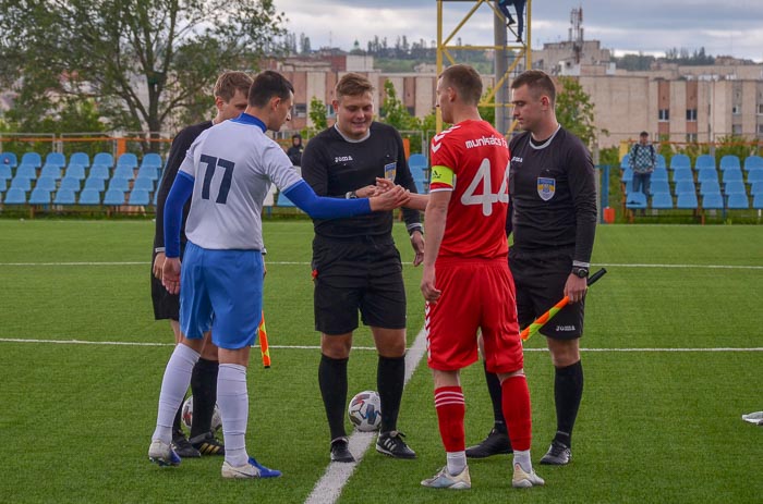 Group of people playing mini football Группа людей играющих в мини-футбол